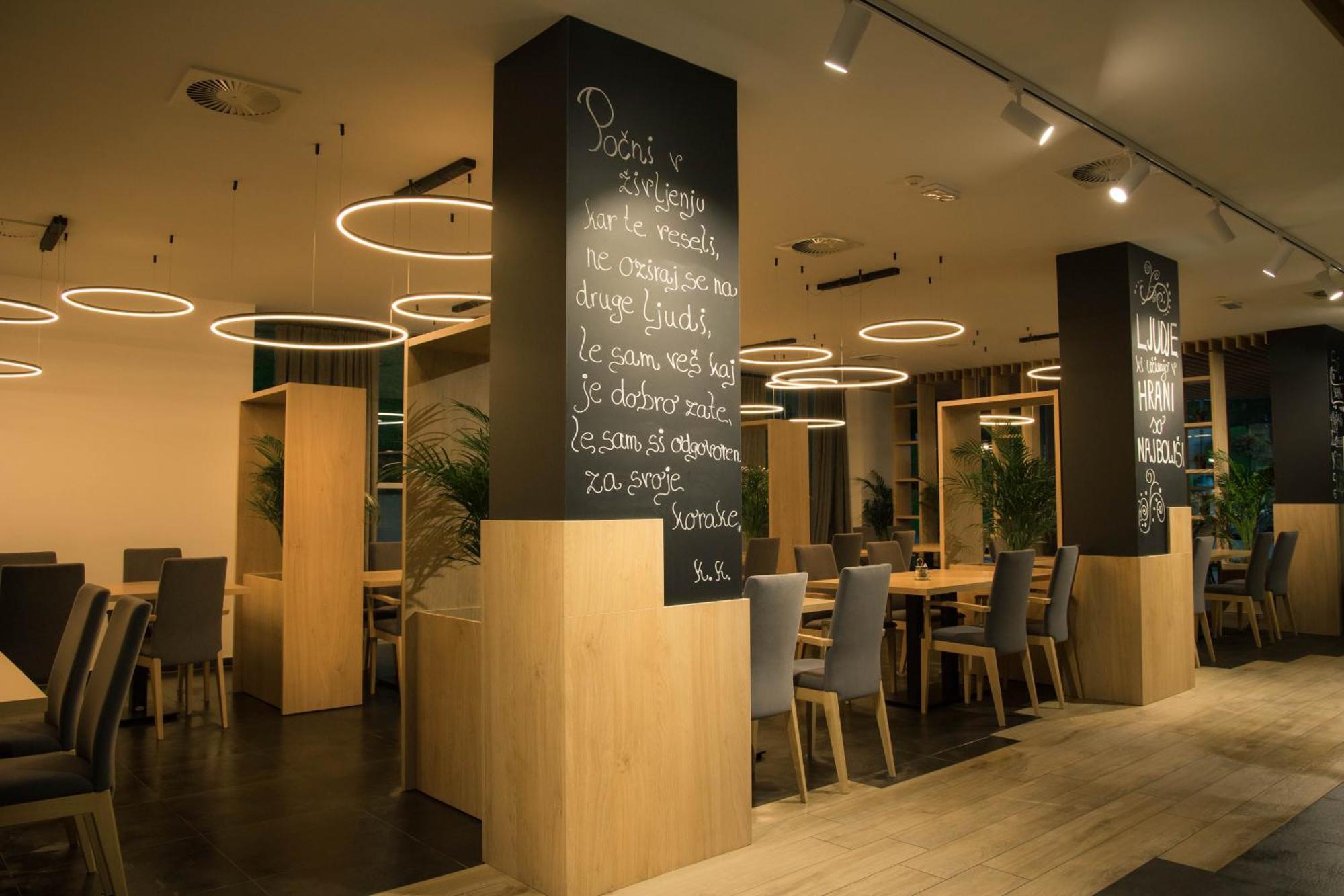 Hotel Aqua Roma 림스키타플레스 외부 사진