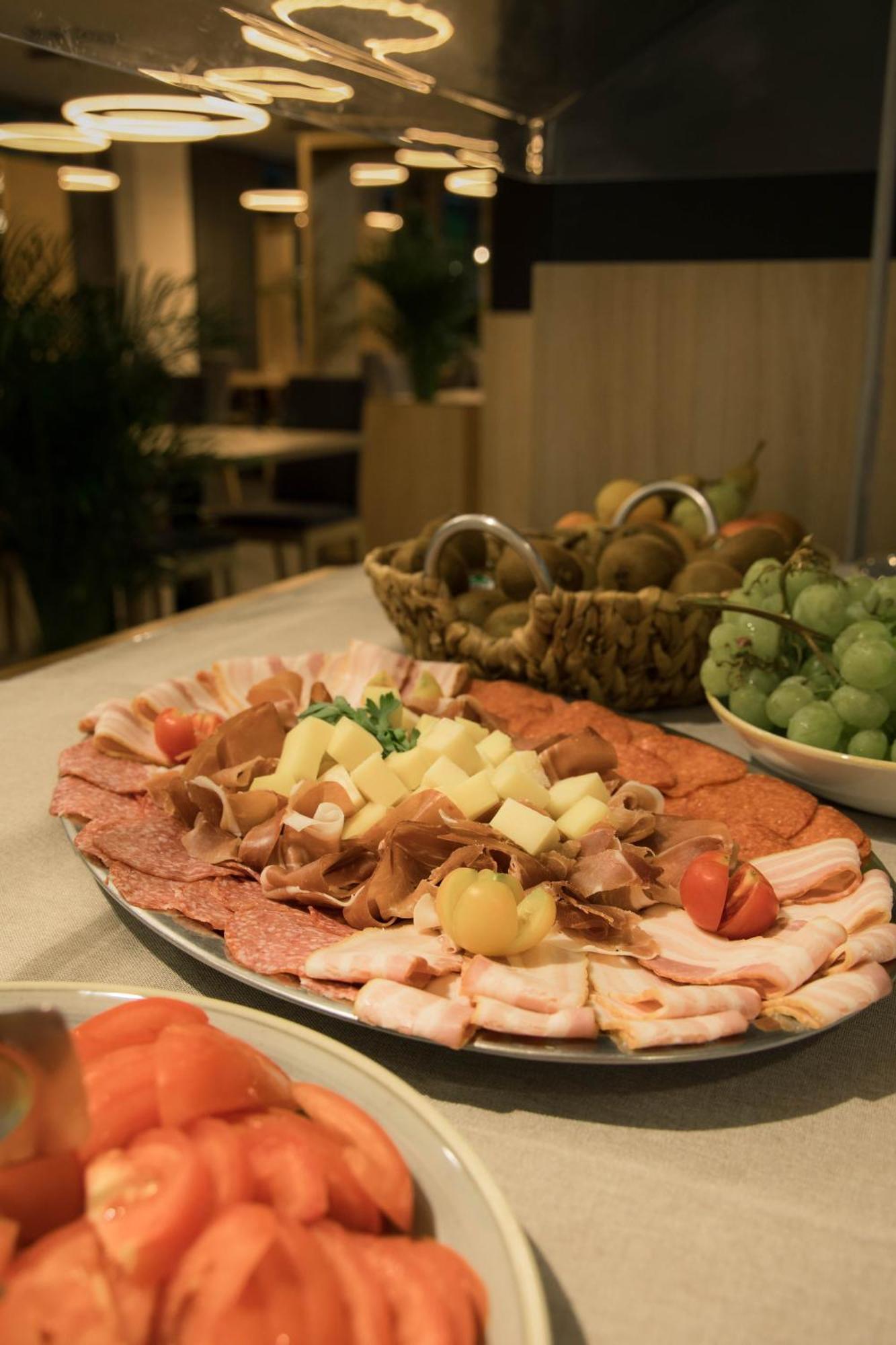 Hotel Aqua Roma 림스키타플레스 외부 사진